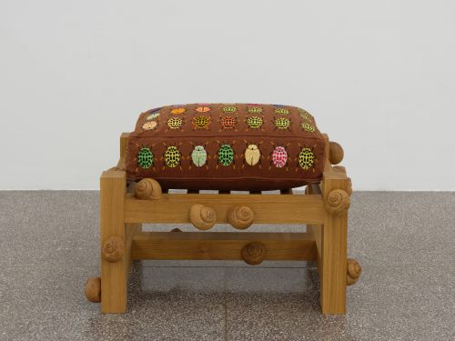 Daniel Dewar & Grégory Gicquel, Oak bench with 22 punctata beetles and snails, 2022