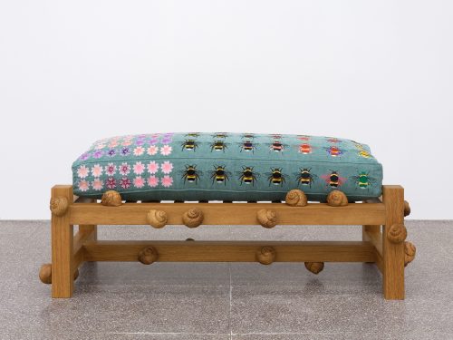 丹尼尔·杜瓦 & 格雷戈里·吉奎尔，带白尾熊蜂、锦葵花、蒲公英花和蜗牛的橡木长凳，2024