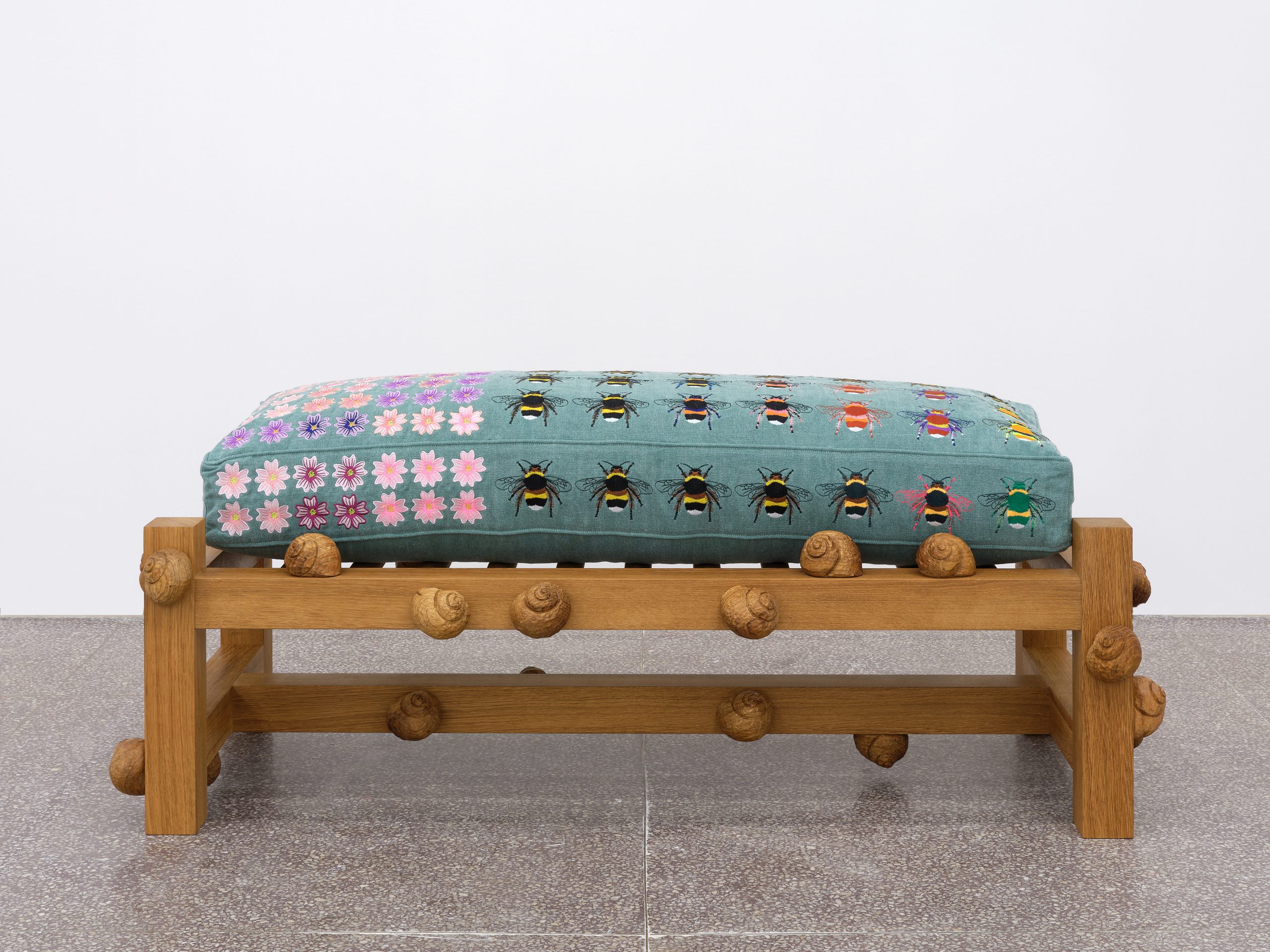 丹尼尔·杜瓦 & 格雷戈里·吉奎尔，带白尾熊蜂、锦葵花、蒲公英花和蜗牛的橡木长凳，2024