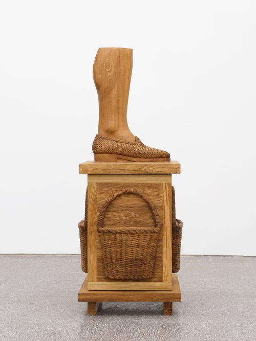丹尼尔·杜瓦 & 格雷戈里·吉奎尔，带编织乐福鞋和腿的橡木柜，2024