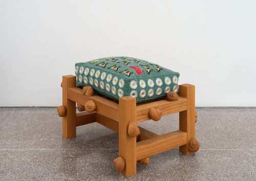 丹尼尔·杜瓦 & 格雷戈里·吉奎尔，带有燕尾蝶、燕尾蝶幼虫、锦葵花、雏菊花和蜗牛的橡木凳子，2025