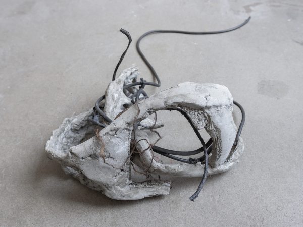 李美来，Untitled (Broken Heads Hugging Piece)，2025